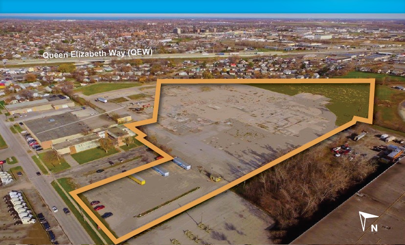 Photographie vue aérienne du site vacant / à vendre dont les limites sont indiquées par une ligne orange. La propriété se trouve sur l’avenue Berryman à trois minutes de route au sud de l’échangeur de l’autoroute Queen-Elizabeth.