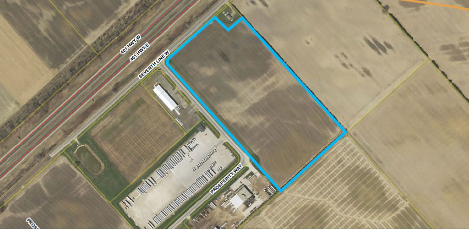 Photographie de vue aérienne du terrain industriel vacant / à vendre, Parc d’affaires Bloomfield – Parcelle Est, Chatham-Kent, Ontario, Canada, dont les limites sont indiquées par une ligne orange. La propriété est située au sud-est de Seventh Line Ouest.