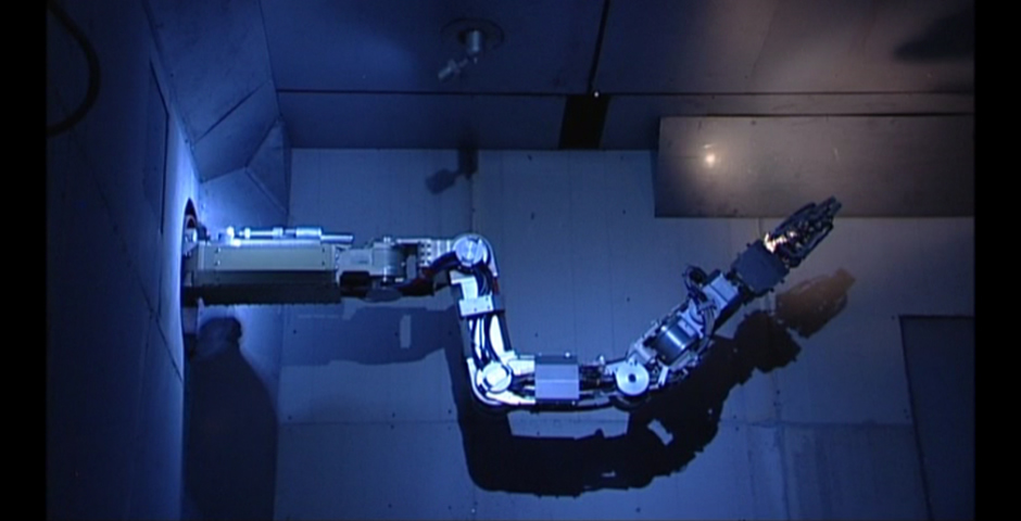 Une photo montrant le système robotique de la société MDA Corporation qui est employé pour examiner un réacteur nucléaire.