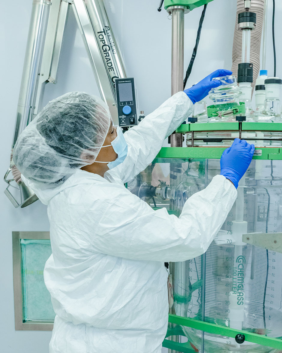 Des membres du personnel travaillant sur une machine dans les installations de fabrication de pointe de Dalton Pharma.