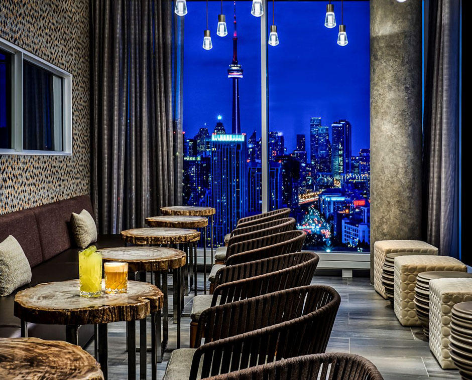 L’étage « Perch » du restaurant Falcon SkyBar offre une vue spectaculaire de la Tour CN et du ciel de Toronto.
