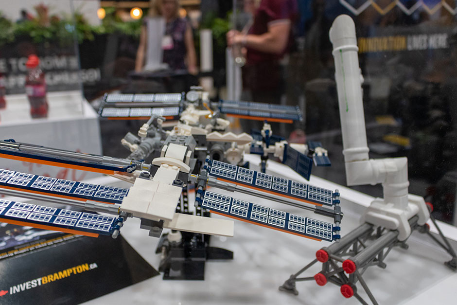 Modèle Lego du Canadarm3 et d’un satellite