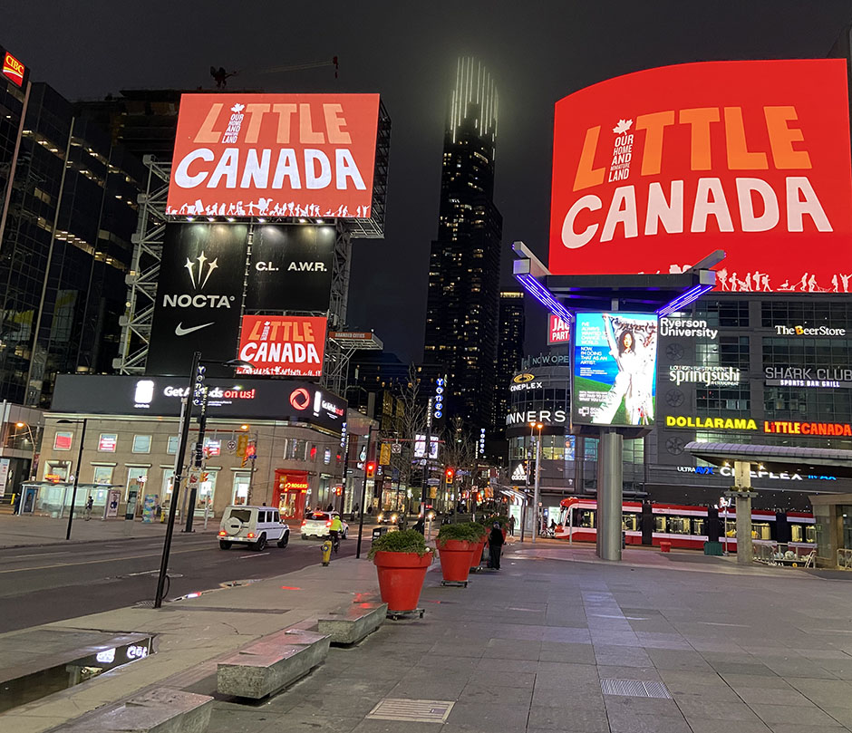 Yonge–Dundas Square est l'une des intersections les plus achalandées au Canada.