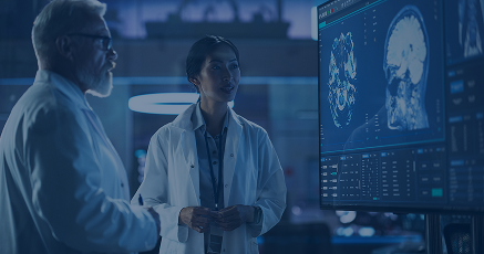 Forscher, die in einer Forschungseinrichtung im Gesundheitswesen medizinische Daten auswerten und wissenschaftliche Erkenntnisse diskutieren.