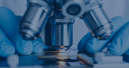 Nahaufnahme eines Mikroskops, das für wissenschaftliche Forschung und Laboranalysen eingesetzt wird.