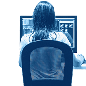 Forschende Fachkräfte bei der Arbeit an Computerarbeitsplätzen mit medizinischen Datenvisualisierungen.