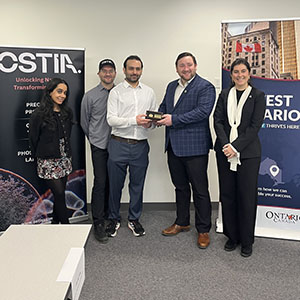 Photo prise lors de l’annonce d’Ostia mettant en vedette Arveen Mann d’Investir Ontario; le Dr Michael Glogauer, chef des affaires scientifiques et cofondateur d’Ostia Sciences; Abdelahhad Barbour, chef de la direction et cofondateur d’Ostia Sciences; Tyler Allsopp, adjoint parlementaire au ministre Vic Fideli; et Marine Lochon d’Investir Ontario.