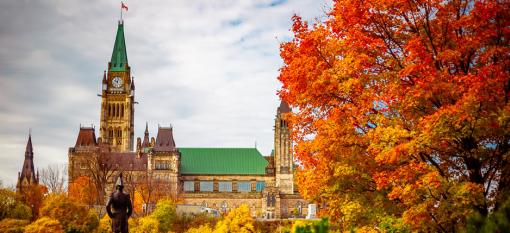 Colline du Parlement à Ottawa, Ontario à l'automne