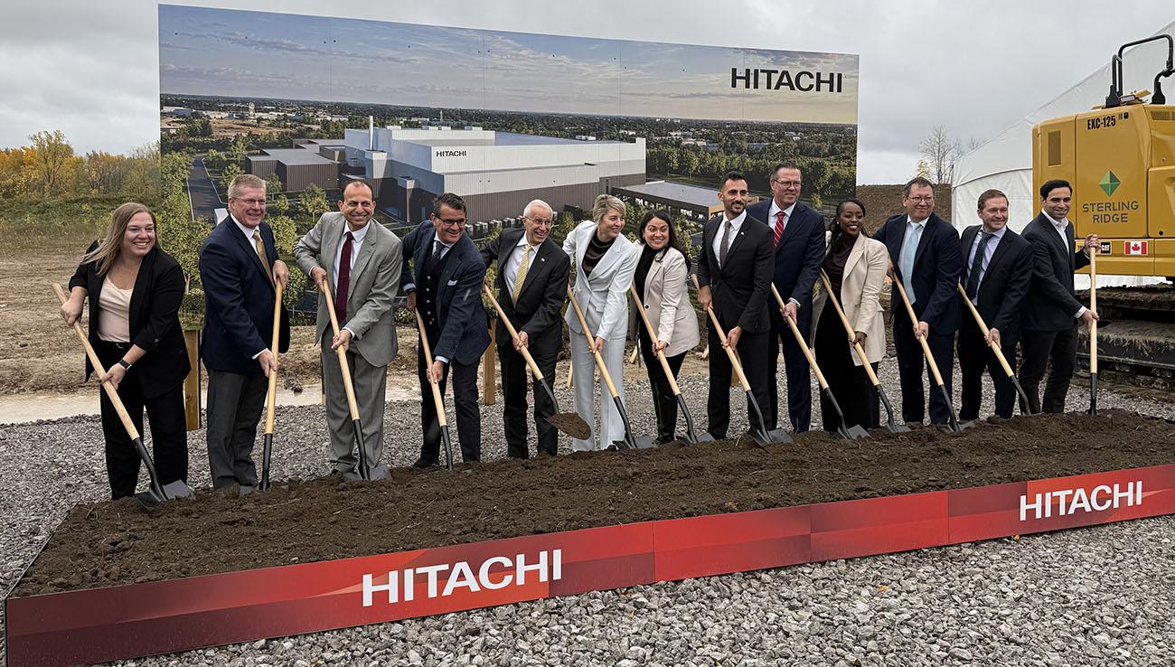 Des dirigeants de Hitachi Énergie, des députés fédéraux et provinciaux et des dignitaires participent à une cérémonie de première pelletée de terre.