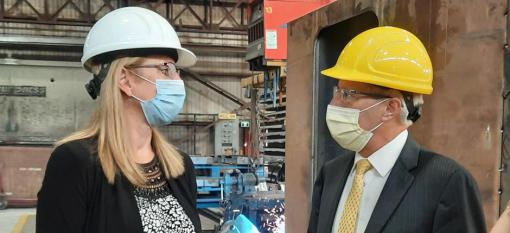Le ministre Fedeli visite le fabricant Beau-Roc de la région d’Ottawa